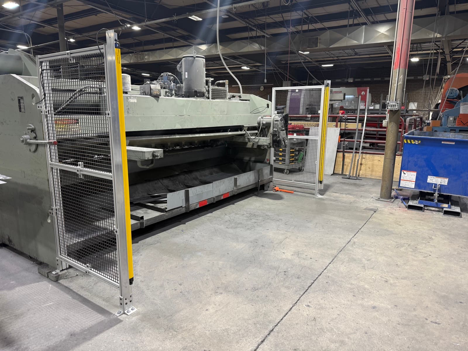 Hydraulic shear with wire-mesh rear guarding and vertical safety light curtains