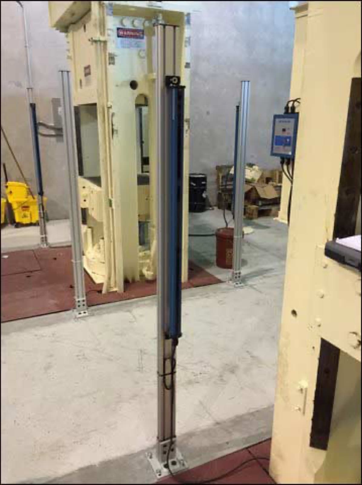 Light curtain installation around a hydraulic press